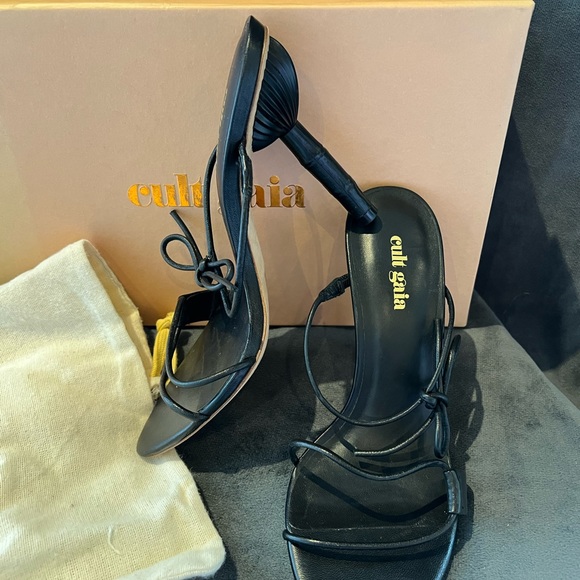 Lightly worn beautiful designer shoes, size 37.5, black. Very unique heel. - Picture 2 of 5